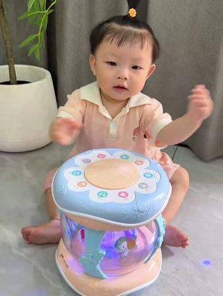 可以K歌的手拍鼓! 宝宝6个月以后就可以给安排一个这样的手拍鼓,8大主题600多早教内容,既可以当音响又可以K歌,自带旋转木马梦幻灯光,宝宝抱着不撒手,喜欢的不得了#宝妈带娃解放双手 #旋转木马手拍鼓 #手拍鼓 #早教玩具 #益智玩具