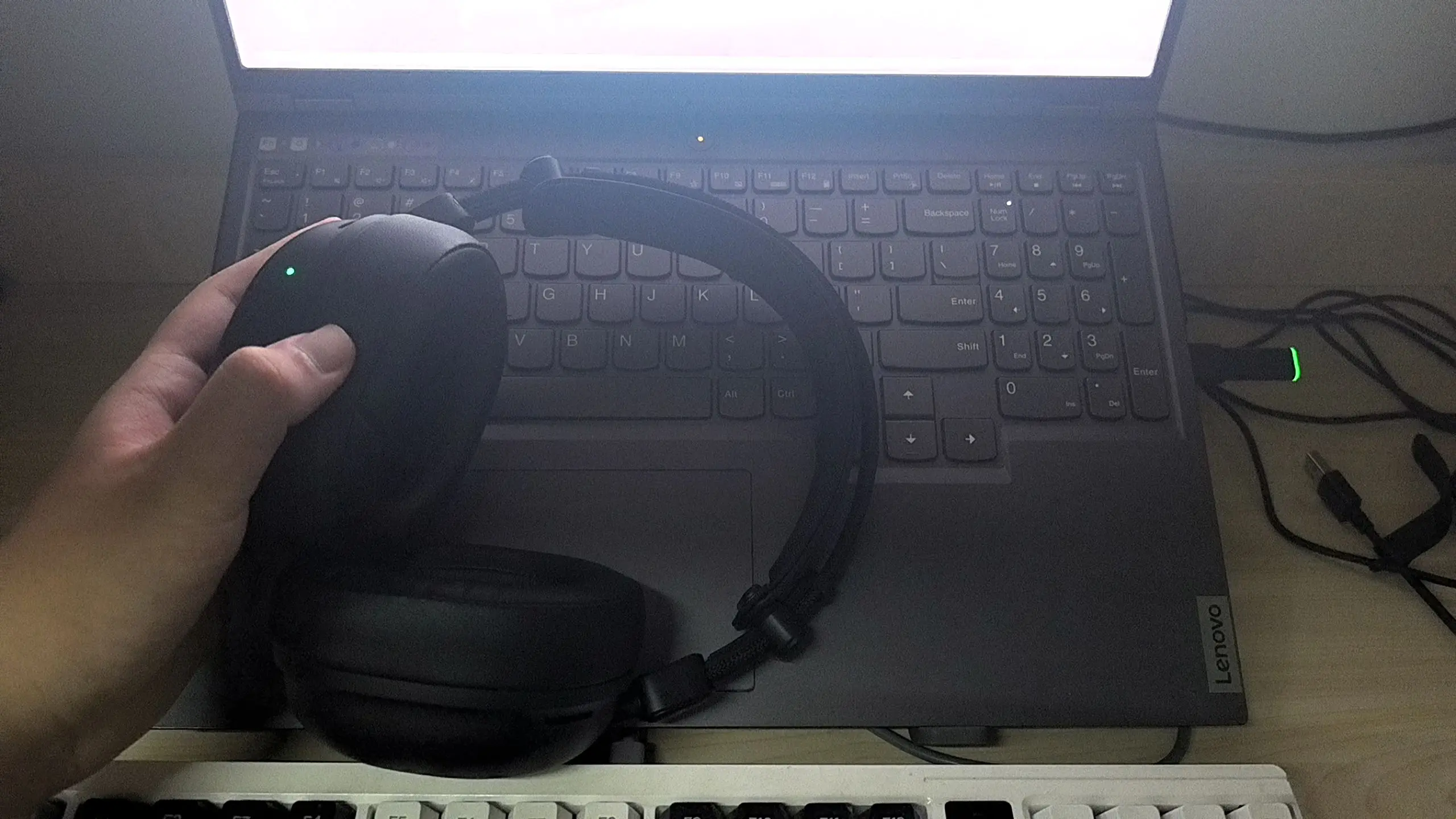 佩戴体验良好,有眼镜也很舒服,听声辩位很清晰,还有自带的驱动 - 抖音