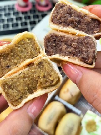 冰皮绿豆饼和冰皮红豆饼,8块多20枚随便炫!0蔗糖一分皮九分馅,满满馅料口感超丰富#冰皮绿豆饼 #冰皮红豆饼#强烈推荐 #太好吃了