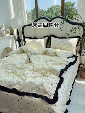 宝子们看过来!这款法式复古四件套太绝啦~水洗面料亲肤又柔软,印花花边设计精致又复古,加厚床盖质感满满,铺在床上,仿佛把法式浪漫小窝搬回家,氛围感直接拉满!