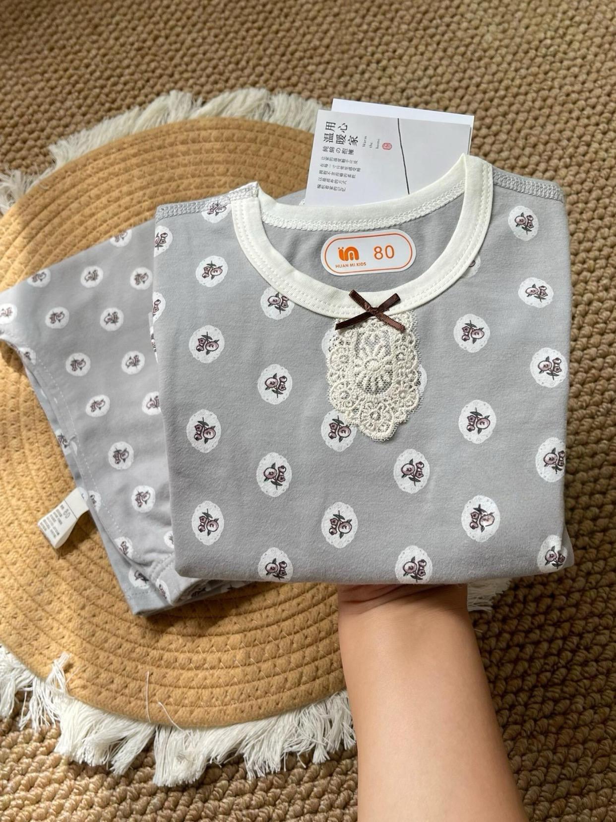 给女儿准备的纯棉家居服套装!整衣弹力很大,四针六线无骨缝制,纯棉面料,甄选新疆长绒棉,更柔软亲肤又透气,修身版型,上身怎么穿都没有束缚感,超级舒服,袖口裤脚包边走线都很干净工整!#宝妈 #儿童家居服 #儿童秋衣秋裤 #童装 #育儿