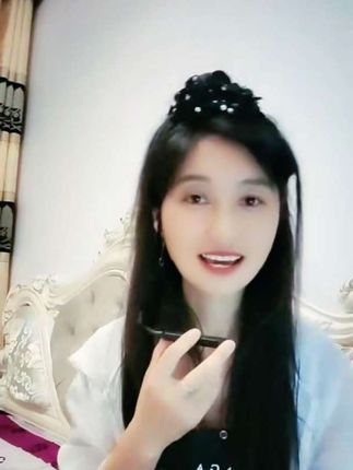 五音不全的我,在直播间用一首山不转水转,现场唱了一首改编歌,这声卡还不错吧,橱窗里面有哦