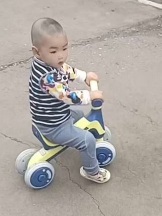 四轮平衡车,1-3岁小宝宝都很适合,家里还没有的亲们快来安排,性价比高#儿童平衡车 #小布丁儿童平衡车