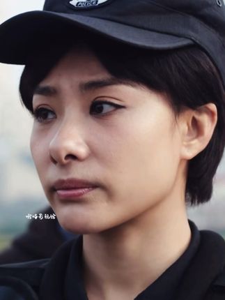 警察巡逻被人跟着,得知身份后哭笑不得#我在抖音追剧 #好剧推荐 #国庆