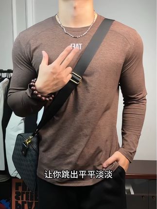 简约时尚不花哨的美式运动速干服,立体的插肩袖剪裁很显宽肩板正 上紧下松的版型轻松遮住小肚子很显身材#长袖t恤 #穿衣显瘦 #体育生 #健身穿搭 #休闲运动服