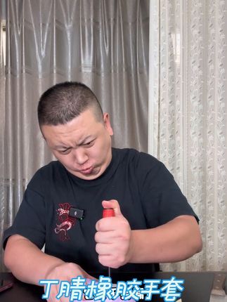 这个丁腈橡胶手套真的有那么结实吗?今天就来#测评 一下#丁腈手套 #家务手套 #橡胶手套 #手套