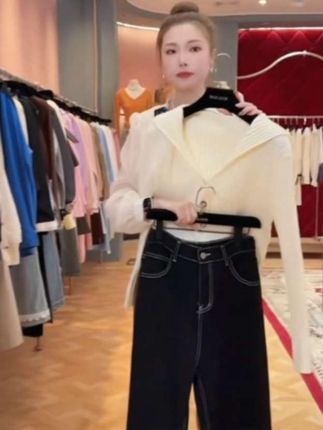 #上热门 秋季穿搭一整套女2025新款简约通勤连帽毛衣搭直筒牛仔裤两件套