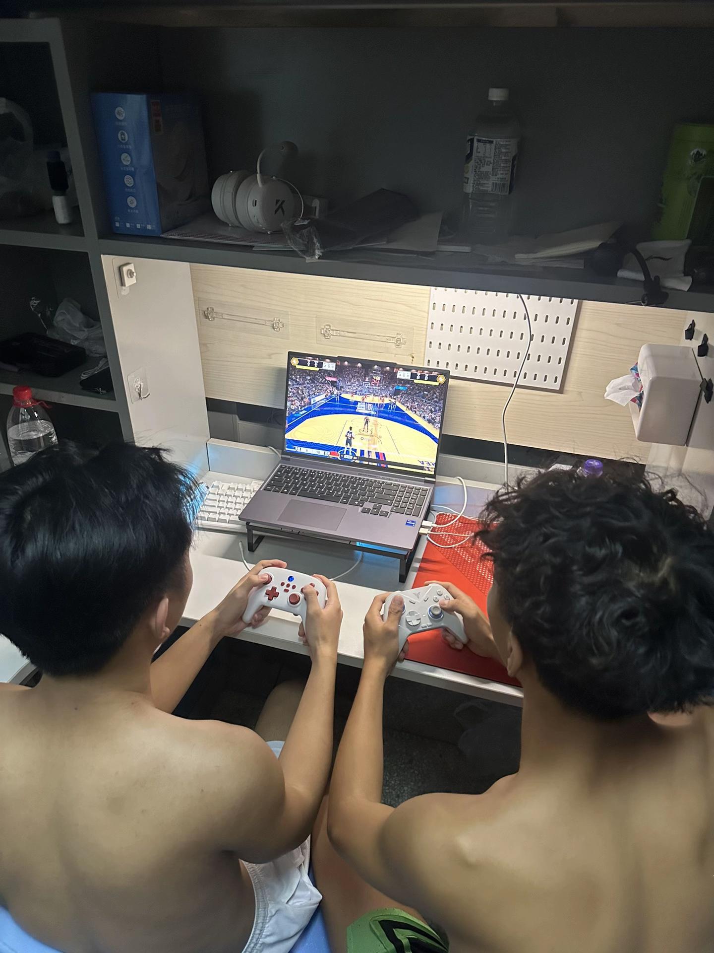 大学最快乐的莫过于上完一天的课 晚上和舍友打一把紧张刺激的2k#nba2k