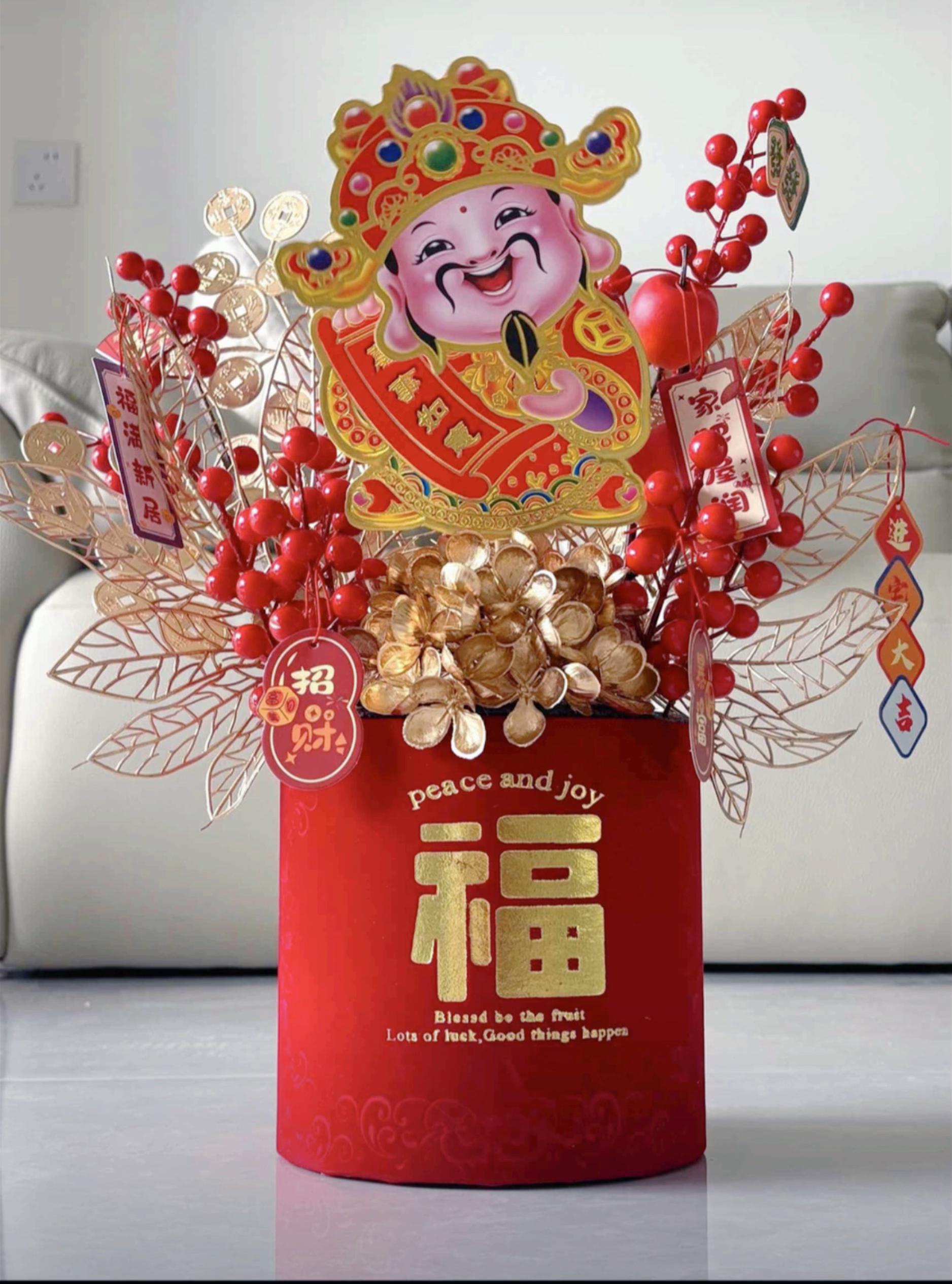 搬新家当天,咱们不要空手进门哦!女主人可以捧着这个福桶进门,寓意福气满满,步步高升。它是成品,只需要打开包装,插上鲜花就搞定啦!它不仅好看,而且很好打理,脏了用湿巾擦一下就行,平时可以摆在电视柜或者玄关,特别喜庆,赶紧给家里安排一个吧! #今日分享 #每日分享 #日常生活 #招财进宝 #五福临门