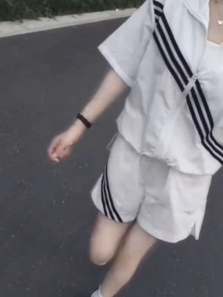 “作为一个女人,你不搞钱、不搞脸,不搞身材,你搞什么,搞卫生吗”女人最好的状态,莫过于每天化个淡妆,穿自己喜欢的衣服,不羡慕谁,也不依赖谁,我要又漂亮,又经济独立…#小个子穿搭#气质套装#新款上新