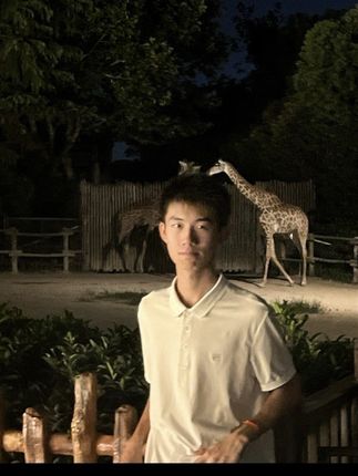 Indulge in the wildest world 夜游浦东新区的野生动物园,虽然中午上海很热,但吹着晚风走在动物园里确很是惬意,优秀的自然环境保护,丰富而可爱的动物种类,给了我一次非常棒的体验!Safari式的猛兽区探索也十分新奇,很多园区也可以和小动物做到非常近距离的接触,不枉从市区远道而来 #男大#随拍#日常#动物园#185黑皮腹肌体育生