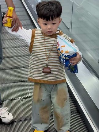 把他干干净净养在身边 成为了我最大的成就 总是想要给他更好的 也逐渐理解那句 “爱是尽力而为 仍觉亏欠” 可还是贪心的希望他一生顺遂 #宝妈情感共鸣 #我的男孩 #男童穿搭 #高品质童装 #dou上热门