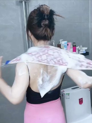 每天洗澡怎么能够少的了搓背巾呢?它是这种加长款的,可以轻松够到后背,再也不用担心后背清洁不到位啦!而且它还是这种双层加厚的,一面是粗砂,一面是细砂,还可以搭配沐浴露使用,能轻松打出绵密泡泡,用来搓澡真的太舒服了,喜欢的朋友千万不要错过了!#搓澡巾 #搓澡神器 #卫生间好物