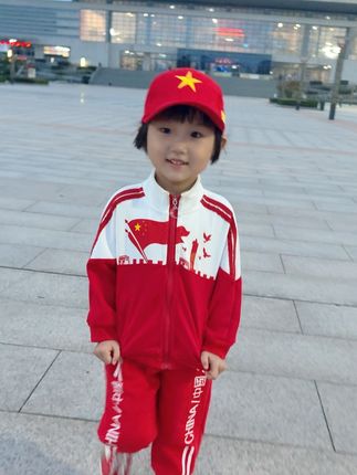 国庆节快到了,提前给宝贝买了一套中国红休闲运动套装,又国潮又喜庆,儿子穿上喜欢的 不得了 #萌娃 #谁穿谁好看 #儿童运动套装# 萌娃穿搭