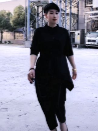 感谢那些熬过来的时光,以后都是我最坚固的城墙;感谢生活让我学会了坚强,感谢自己没有选择投降。 有些委屈,除了自己谁也看不见,有些苦衷,除了沉默谁也不能说,说不出的痛最无奈,没人懂的苦最心酸,这一路,最该感谢的就是自己,谢谢自己为了生活起早贪黑,为了责任努力奋斗,在烟火里谋生,在失意中寻梦,自始至终,从未轻言放弃,再苦再累,都在咬牙撑着。只要在变好,慢一点也无妨,希望我们都是苦尽甘来的人…