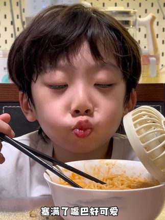 等你长大了,想吃麻辣烫就吃麻辣烫 但是吃的时候会记得第一次吃麻辣烫是妈妈煮的吗! 外面的麻辣烫可没有妈妈的味道哦~ 哈哈哈
