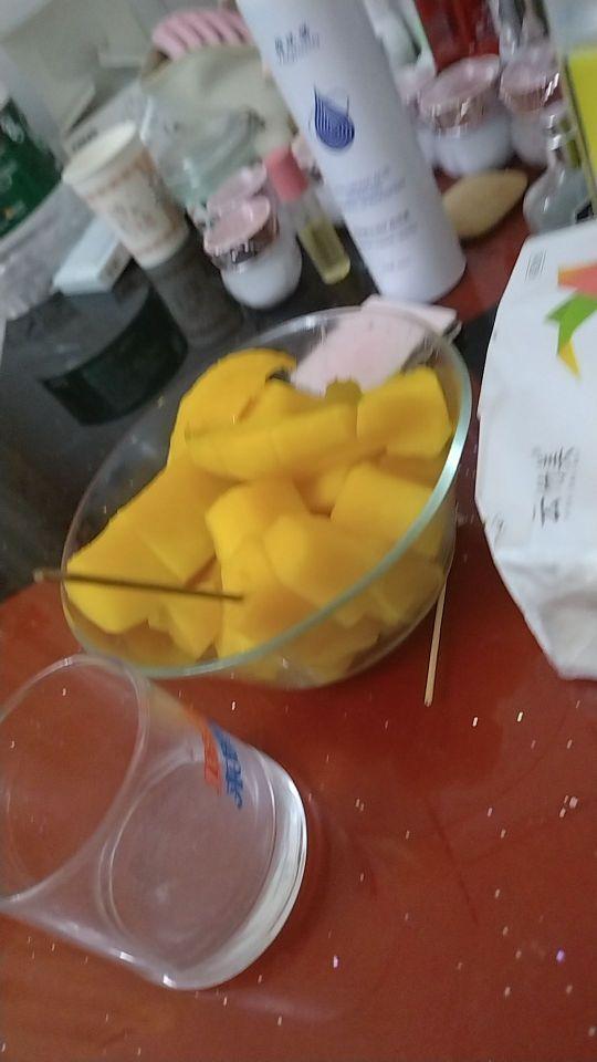世界上最难吃的芒果。都是骗人的鬼 口感味道:一个星期没有熟。酸。#我在抖音买买买