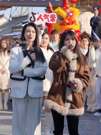 木森看见新疆美女直接喊老丈人,舞台上差点向对方求婚红豆气死了 #木森大舞台 #新疆 #户外直播现场 #音乐分享 #人气爆棚