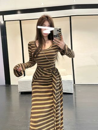 优秀的金蘑菇 纯欲辣妹U领条纹连衣裙极显瘦中时尚长款ins风复古#秋季穿搭 #连衣裙 #秋季穿搭 #休闲舒适 #优雅气质