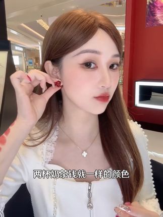 #草莓耳钉 美国品牌Kate Spade 同款小草莓耳钉,耳垂的一抹红,搭配红唇更绝绝子。