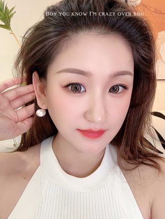 是谁的耳畔小确幸🎧 这对珍珠耳钩自带高光,圆润珠光像把月光揉进耳间,简约设计不挑穿搭,戴上就懂什么叫“氛围感刚需”~#美出高级感 #耳饰搭配 #耳饰分享 #配饰的重要性