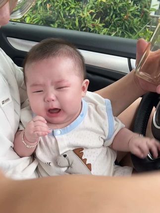 突然翻到宝宝3个多月带出门时候的视频 真的是哭的好可怜 录视频的哥哥 手忙脚乱的爸妈 还有一个饿的嗷嗷叫的他#着急吃奶的宝宝