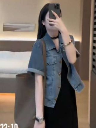姐妹们快看这件牛仔外套,它是这种短款的设计,上身很显身材比例,而且还是百搭的polo领,短袖版型也很绝,穿上就是韩系小姐姐的感觉。喜欢的宝贝赶紧点击下方链接购买吧!数量有限,先到先得哦!
