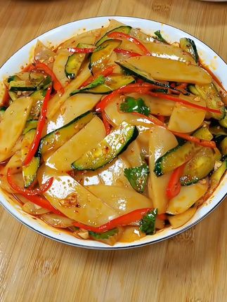 陕西美食凉拌皮老铺,口感Q弹细腻,夏天来上一份太解馋了#凉拌菜 #凉菜 #美食推荐 #陕西美食@DOU+小助手 @DOU+好生意 @DOU+上热门