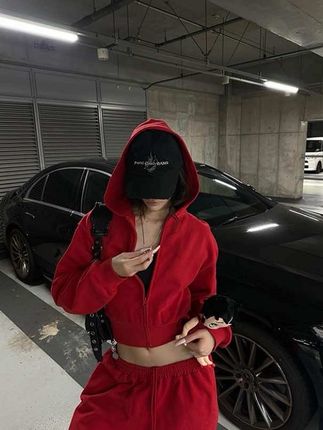芊喜Studio红色连帽卫衣辣妹短款开衫运动洋气外套抽绳卫裤套装#辣妹穿搭 #复古风格 #秋季穿搭 #休闲穿搭 #女装搭配