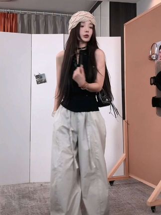姐妹们看过来呀!韩系新款挺阔弯刀空气裤闪亮登场啦它超百搭,不管是搭简约 T 恤,穿着舒适又自在,一整个爱住了,四季都能搭,快冲呀! #夏季干净风穿搭 #Lisa人鱼姬连衣裙太漂亮了 #秋瓷炫1条vlog11条花裙子 #改良版民族服饰的杀伤 #夏日辣妹
