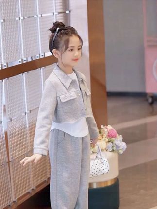 女童套装秋季新款时尚中大童休闲三件套气质时尚短款卫衣套装#高品质童装 #初秋穿搭#女童套装卫衣套装