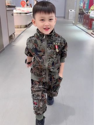 麻麻们,春秋款迷彩服套装来啦!家有儿子的春季这样穿,不要太帅气,又酷又潮还耐脏,面料柔软舒适 #迷彩服套装 #萌娃穿搭 #春秋款上新