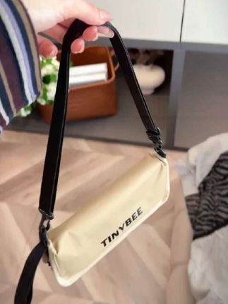 出去玩或者野餐钓鱼啥的,背上这个像特别轻便 小包包一样的折叠小凳子累了随时坐下真的特别方便 #旅行必