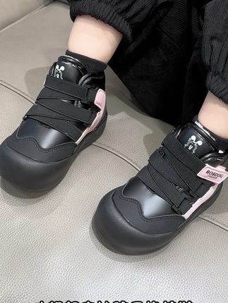 已经断崖式大降温了,孩子冬天穿的雪地靴快来薅#巴布豆 家的,现在活动价超给力,上脚轻便舒适,内里加厚巨暖和,男女宝的颜色都有,妈妈们闭眼冲!#便宜又好穿 #品牌童鞋 #儿童雪地靴 #保暖又好看