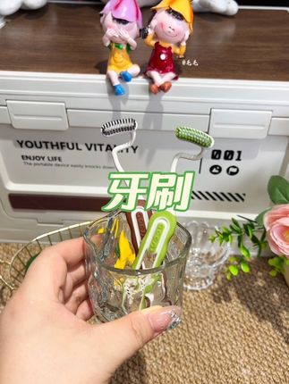 快要开学了记得给小朋友换牙刷,不然容易滋生脏东西,这款爆火🔥的S型儿童牙刷,好用不贵,妈妈们赶紧安排上吧!#牙刷 #好物推荐🔥 #小学生s型牙刷