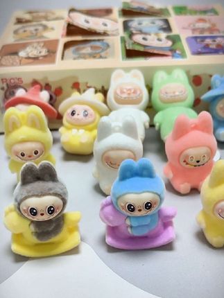 哇塞拉布布也出#洞洞乐盲盒 了,孩子表现好的时候就奖励她拆一个,她能开心一整天,拆出来的拉布布还是萌萌的挂件#labubu#拉布布#盲盒#拆盲盒