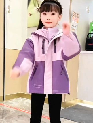 女童冲锋衣外套秋冬款2025新款洋气中大儿童冬装加厚连帽春季衣服#高品质童装#女童冲锋衣外套 #早秋贵气感穿搭#谁穿谁好看