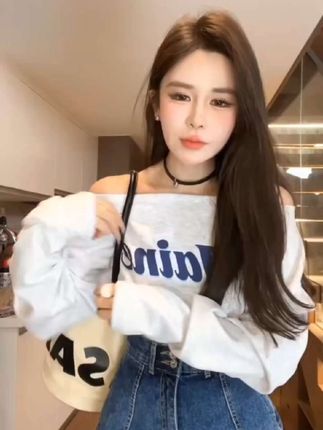 2025秋季韩版露肩显瘦字母打底T恤百搭+牛仔裙裤套装女洋气休闲装#添加氛围感 #韩版露肩 #露肩上衣 #牛仔裙 #洋气穿搭