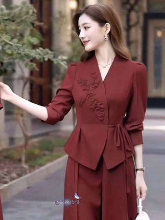 #时尚 新款轻奢洋气高级感套装裙 #气质穿搭 #穿出自信穿出美丽 #谁穿谁好看 #我是又甜又酷的流光系少女