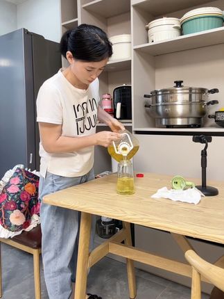这个油壶我用了两年了,可以喷油也可以倒油很好用,煎饼炒菜都能很好的控油量#油壶 #油壶不挂油
