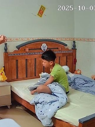 一片鳞,一寸心,故事飘摇我不忍听#天地龙鳞 #监控下的一幕 #轻轻敲醒沉睡的心灵 #上热搜 #原创视频