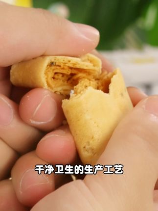 救命🆘这鸡蛋卷咬下去 “咔嚓” 一声酥到掉渣! 每根都加了安佳黄油,烤的时候香飘整栋楼蛋香和黄油香#舌尖上的抖音 直接在嘴里炸开,甜度刚好不腻人追剧的时候不知不觉就空罐,手上全是黄油香气~#小时候的味道 #蛋卷 #黄油蛋卷