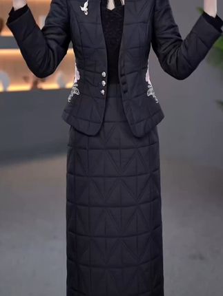 穿上它,妈妈也能美美过冬! 这款套装保暖又好看!快来看看!#显瘦穿搭 #秋冬穿搭 #时尚妈妈装 #妈妈装 #如何通过穿搭摆脱路人感