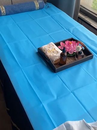 一次性便携浴巾,柔软亲肤,开启健康旅行新体验 优选无纺布材质,紧密卫生还无菌。透气款触感舒适、自然亲肤,防水防油款则能有效抵御液体渗透,各有各的好。而且有粉色、蓝色、白色三种颜色可选,能搭配不同的装修风格。最贴心的是单张折叠设计,一撕就开,不像那种十张一叠的,用的时候得费劲分开拿。还有十字孔、圆孔、无孔三种洞式可选,像做美容趴着的时候,有孔的设计能让呼吸更顺畅,体验感直接拉满~#一次性床单 #美容院床单 #美容院用品 #好物推荐