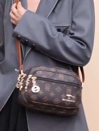 这款女包太美了,时尚百搭,女人味十足,老婆背上太有气质了! 姐妹们!这个包包真的太好看了吧!!!而且还是包邮到家哦~#包包推荐#百搭包包#斜挎包#轻奢包包#早秋高智感职场穿搭