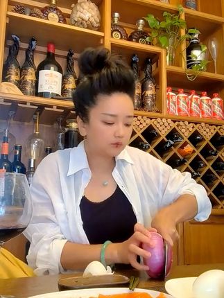 新疆紫皮洋葱生吃太爽!包邮到家尝鲜吧 今天下午五点半开始发货了!新疆紫玉水果洋葱!还给大家包运费!!!#夏天来点“凉快”美食 #到新疆人家做客吃什么 #被王源广州vlog馋哭了 #白客为新电影路演自创荔枝特饮 #复刻蒋欣关晓彤同款彩椒碗