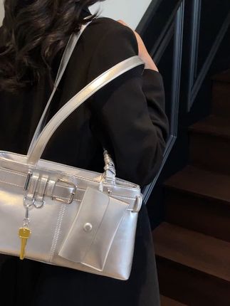 复古单肩包,轻松搭配出街潮范! 秋冬季节必备!这款包包不仅颜值高还很实用,快来看看吧~#单肩包#百搭包包#女包#秋季新款#早秋穿搭公式来了