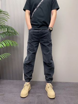 穿出痞帅范,显瘦九分牛仔裤太好搭了! 这个裤子真的太好穿了!上身很舒服,不紧绷也不勒腿,关键价格还这么划算!!#男生穿搭#秋冬穿搭#牛仔裤#显瘦穿搭#秋季百搭且实穿的神裤合集