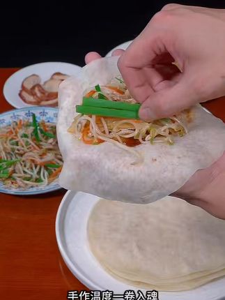 薄如蝉翼,一口咬下满口香! 今天做的是家里的传统美食!这个季节吃它太舒服了