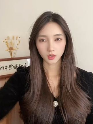 🥰被问麻了!宽边编织发箍,时尚达人的出街必备 编织纹理高级又独特, 棕色和黑色都超百搭。佩戴起来舒适不勒头,还很稳固。 日常通勤、逛街约会,各种场合都能轻松驾驭, 不管是休闲风还是优雅风穿搭,它都能为你增添亮点!!#头饰发饰 #发箍 #发箍这样戴好美 #高颅顶 #气质穿搭